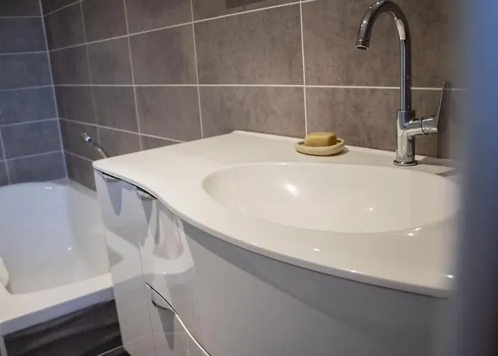 Grande Avec Vue Et Piscine *