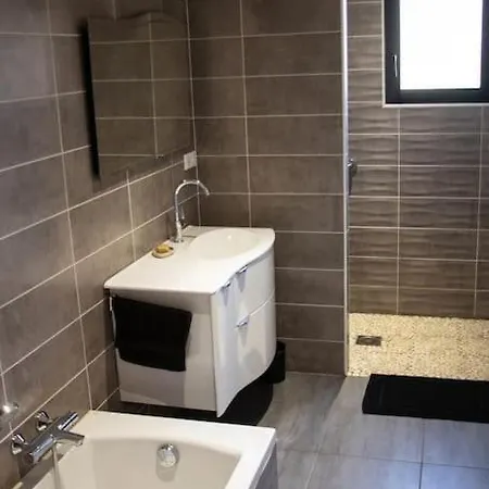 Grande Avec Vue Et Piscine *