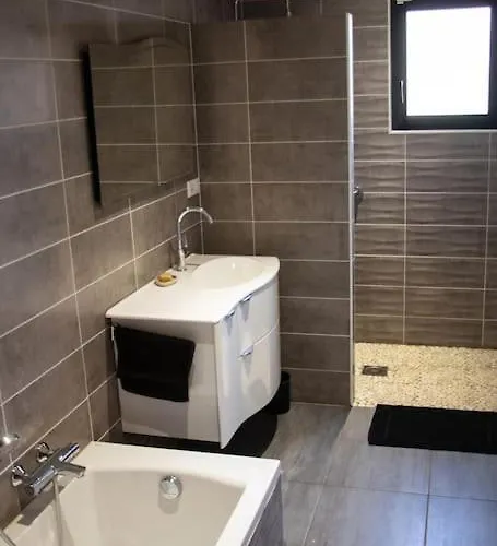 Grande Avec Vue Et Piscine *